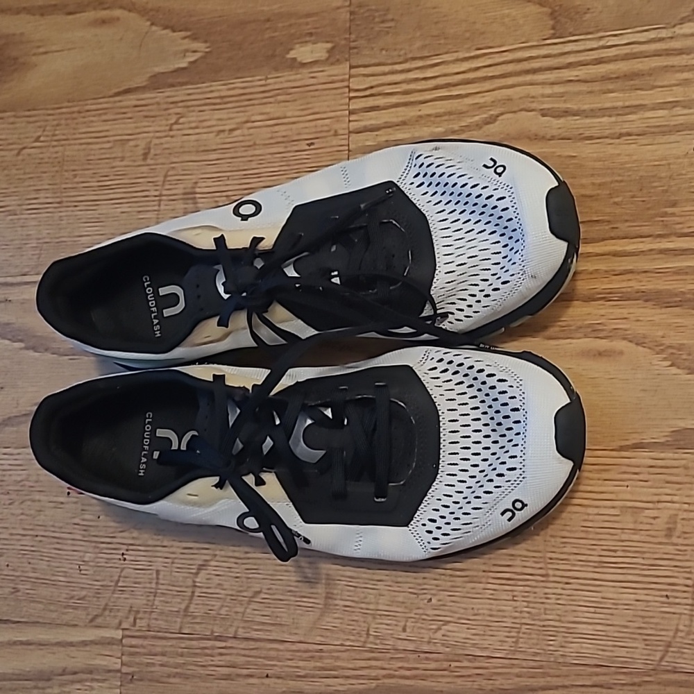 ON Running Women's Cloudflash Running Shoe Size 7.5 medium width